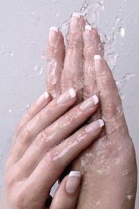 Для ускорения процесса высыхания лака на несколько секунд подставьте руки под холодную воду