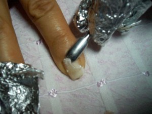 С помощью пилочки снимаем оставшуюся часть нарощенного ногтя