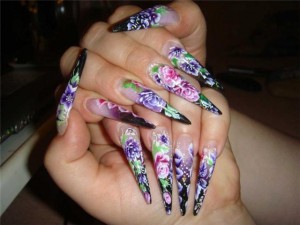Цветочный дизайн острых ногтей - всегда в моде