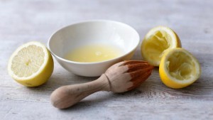 Если лимонный сок не поможет убрать желтизну ногтей, немедленно обратитесь к врачу